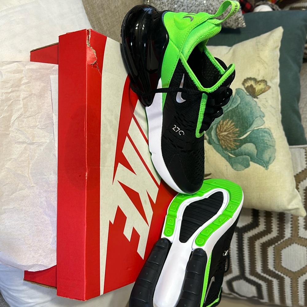 Nike Air Max 270 (GS) Big Boys size 6, fit a women 8 -obo brand new